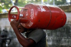 भारत में सबसे ज्यादा LPG सिलेंडर के दाम, 18 महीने में महंगाई की दोगुनी मार
