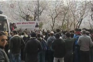 छात्रा छेड़छाड़ मामला: कॉलेज छात्रों ने किया चक्का जाम, प्रिंसिपल के खिलाफ की जमकर नारेबाजी