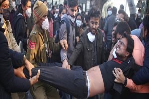 दिल्ली में डॉक्टर्स की हड़ताल का 12वां दिन, मरीजों को देखने वाला कोई नहीं