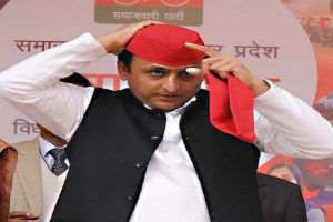 दिव्यांग मतदाता के आरोप पर अखिलेश का ट्वीट, ‘मनमाना वोट डालने की हो जांच’