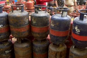 LPG कमर्शियल गैस सिलेंडर की कीमतों में 91.5 रुपये की कटौती