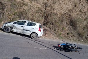 हमीरपुर में सड़क हादसा, कार और बाइक की जोरदार भिड़ंत