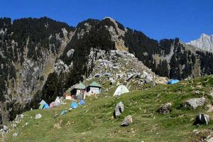 अवैध रूप से टेंट लगाने वालों पर वन विभाग की कार्रवाई, त्रियुंड में 16 टेंट किए सीज