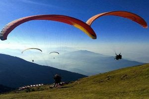 हिमाचल में पैराग्लाइडिंग का रोमांच शुरू, बंदला और बीड़ बिलिंग पैराग्लाइडिंग साइट से हुईं उड़ानें