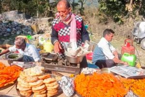 रिटायरमेंट के बाद जलेबी-पकौड़े बेचने को मजूबर शिक्षक, 1000 की नाममात्र पेंशन ठुकराई