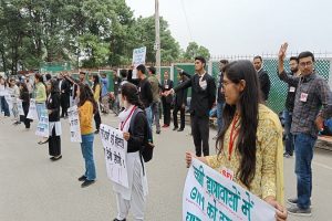 HPU गर्ल्स हॉस्टल में छात्राएं कैद! SFI ने प्रदर्शन कर की नारेबाजी