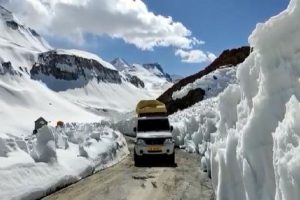 मनाली लेह मार्ग पर आवाजाही शुरू, दोपहर एक बजे तक जा सकेंगे छोटे वाहन