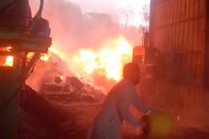 हमीरपुर: कचरा ट्रीटमेंट प्लांट में भयंकर आग, 2 मशीने आग की भेंट चढ़ी