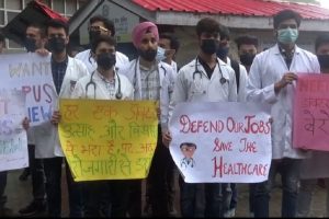 IGMC में प्रशिक्षु डॉक्टरों का धरना प्रदर्शन, सरकार से कर रहे रोजगार की मांग
