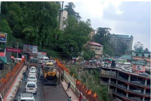 शिमला शहर में रोड मेटलिंग का काम तेज, यातायात प्रभावित