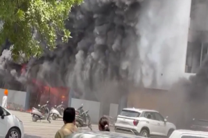 VIDEO: गुरू नानक देव अस्पताल में लगी भयंकर आग, कई लोगों के फंसने की आशंका
