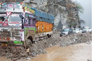 मंडी: भूस्खलन के चलते 12 घंटे बंद रहा चंडीगढ़-मनाली मार्ग, पर्यटक और वाहन चालक परेशान