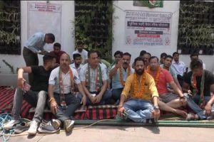 पेपर लीक मामले पर युवा कांग्रेस का हमीरपुर में क्रमिक अनशन, DGP को पद से हटाने की मांग