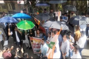 युवा कांग्रेस ने PM मोदी के संबोधन को बताया जुमलों की बारिश, किया छतरी प्रदर्शन
