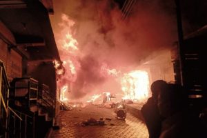 शिमला: चियोग बाजार में भीषण अग्निकांड, दर्जनों दुकानें जलकर राख