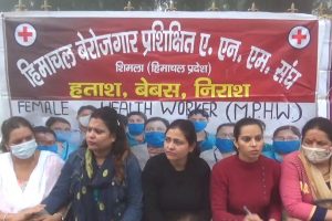 शिमला: मांगो को लेकर धरने पर बैठी प्रशिक्षित बेरोजगार एएनएम संघ की महिलाएं