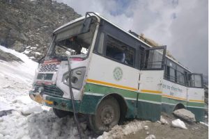 हिमाचल: पांगी से चंबा आ रही HRTC बस पर गिरी चट्टानें, 1 की मौत 7 घायल