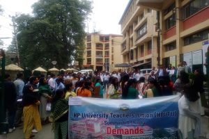 सड़कों पर हिमाचल विश्वविद्यालय के 250 शिक्षक, परिसर में निकाली रोष रैली