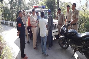 जोगिंदरनगर: सड़क किनारे पेड़ से लटका मिला शव, जांच में जुटी पुलिस