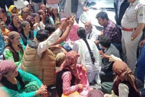 शिमला: पानी की समस्या को लेकर सड़कों पर उतरी ठियोग की जनता, सरकार के खिलाफ की नारेबाजी
