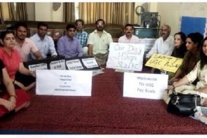 कांगड़ा: मांगों को लेकर भूख हड़ताल पर बैठे डिग्री कॉलेज नूरपुर के प्राध्यापक