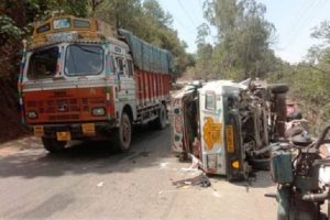 बिलासपुर: पैरापिट से टकराकर सड़क पर पलटी पिकअप, चालक की मौत, 2 लोग घायल
