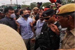 पुलिस ने हिरासत में लिए राहुल गांधी, संसद से विजय चौक की तरफ निकाल रहे थे मार्च