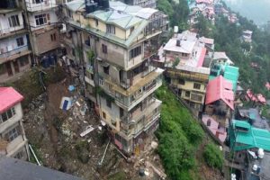 शिमला: मशोवरा में खतरे की जद में 3 भवन, परिवारों को पहुंचाया सुरक्षित जगह