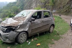 हमीरपुर: चलती गाड़ी पर पहाड़ी से आ गिरा मलबा, टला बड़ा हादसा