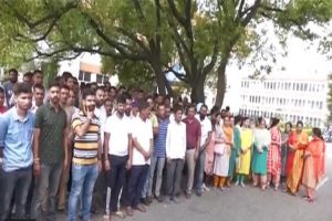 NIT हमीरपुर के आउटसोर्स कर्मचारी कर रहे हड़ताल, कर्मचारियों में वेतन कटने का रोष
