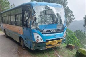 मंडी से धर्मपुर जा रही HRTC बस हादसे का शिकार, 10 यात्री घायल