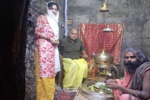 भूतनाथ मंदिर में कुर्सी पर बैठ कर पूजा करवाने पर मचा बवाल, डीसी से की शिकायत