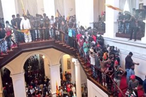 Video: श्रीलंका में प्रदर्शनकारियों ने कब्जाया राष्ट्रपति भवन, जान बचाके भागे राष्ट्रपति!