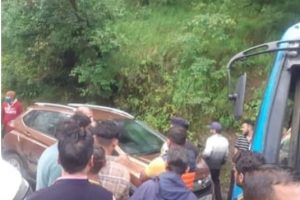 शिमला: HRTC बस ने सीधे इनोवा में मारी टक्कर, दूसरी गाड़ियां भी क्षतिग्रस्त