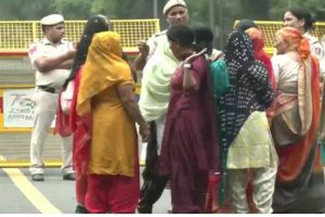 ED के सामने पेश होंगी सोनिया गांधी, दिल्ली में कांग्रेस का प्रदर्शन तेज, इन रास्तों को पुलिस ने किया बंद