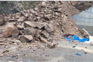शिमला: ढली में भूस्खलन की चपेट में आईं सड़क किनारे सो रही 3 युवतियां, 1 मौत 2 घायल