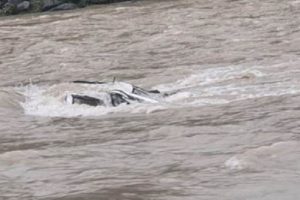कुल्लू: ब्यास नदी में गिरी कार, 2 लोग लापता, 1 घायल