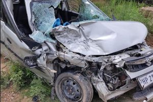 हमीरपुर: भोटा के पास ट्रक और कार की टक्कर, 3 गंभीर घायल