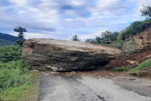 कोटखाई गुम्मा बागी सड़क में पत्थर गिरने से यातायात हुआ प्रभावित