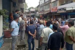 हमीरपुर: दुकान पर अवैध कब्जे को लेकर मचा बबाल, दो गुटों में जमकर हुई मारपीट