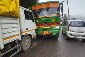शिमला विक्ट्री टनल के पास बस और ट्रक की जोरदार टक्कर, यातायात हुआ प्रभावित