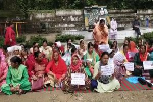 मजदूरों की लटकी दिहाड़ी, जोगिंदरनगर में महिलाओं का धरना
