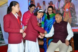 छात्राओं ने CM की कलाई पर बांधी राखी, राज्यपाल ने भी प्रदेशवासियों को दी रक्षाबंधन की बधाई