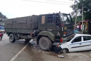 कुल्लू: आर्मी ट्रक ने पार्किंग में खड़ी कार को मारी टक्कर, ऐसे बची चालक की जान