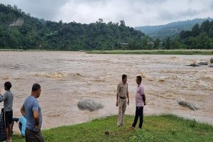 न्यूगल खड्ड में आई बाढ़, लोगों को सेना ने किया रेस्क्यू