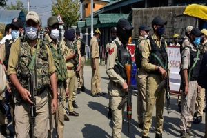 शोपियां में आतंकियों ने की कश्मीरी पंडित की हत्या, सुरक्षा बलों ने इलाके को घेरा