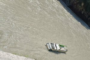 चंडीगढ़ मनाली राष्ट्रीय मार्ग पर जीप ब्यास नदी में गिरी, 2 घायल चालक लापता