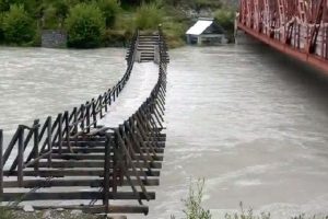 जाहलमा नाले में बाढ़ के बाद उफान पर चंद्रभागा, पुलों पर मड़राया खतरा