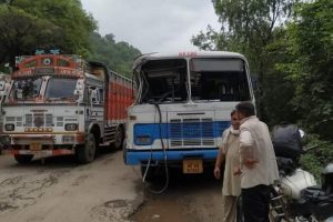 बिलासपुर: हरियाणा रोडवेज बस और ट्रक में जोरदार भिड़ंत, सवारियों को आई हल्की चोटें