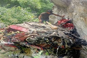 किन्नौर के चौरा में खाई में गिरी कार, मां-बेटी की मौत